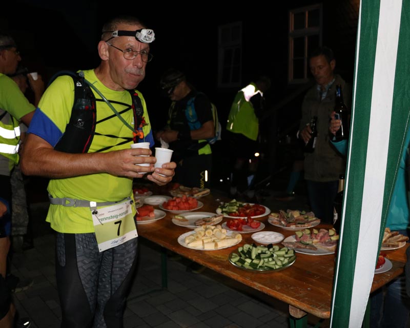 Eine Irre Qualitaet Der Verpflegungspunkte Almuth Achtet Zudem Penibel Darauf Dass Ich Ausreichend Esse Und Trinke 20180906 1045945871