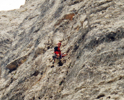 Thomas am Standplatz nach der zweiten Seillänge der Dibona
