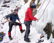 Es ist soweit, Elke hat ihr Eiskletterdebüt an den Eisfällen im Bielatal